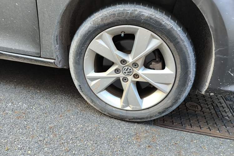 Used Volkswagen Bora 2014 1.6L Manual Comfort Model Right Front Wheel Hub