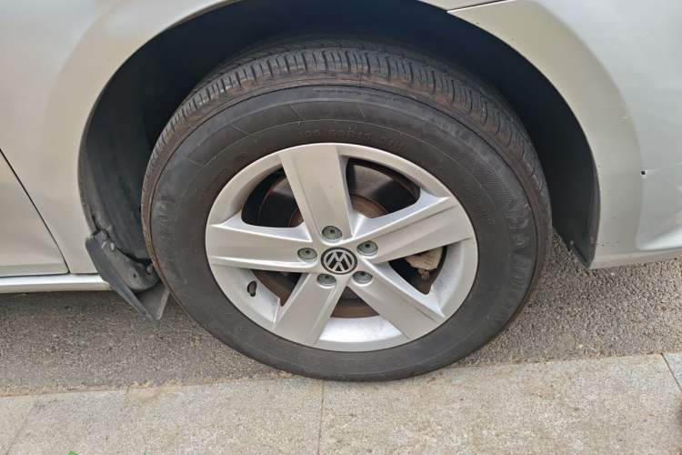 Used Volkswagen Bora 2014 1.6L Manual Fashion Edition Right Front Wheel Hub