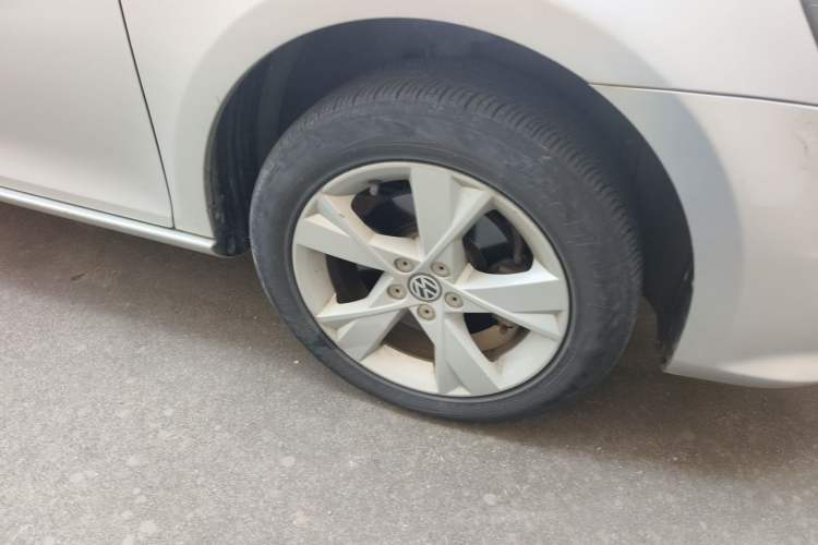 Used Volkswagen Bora 2014 1.6L Manual Comfort Model Right Front Wheel Hub