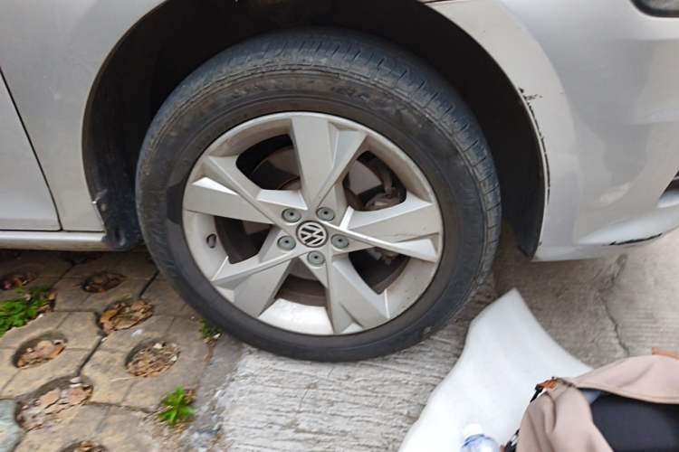 Used Volkswagen Bora 2014 1.6L Automatic Comfort Model Right Front Wheel Hub