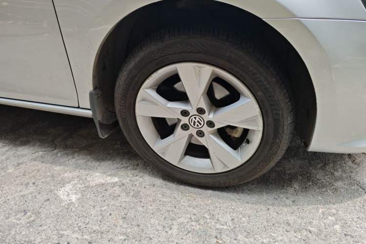 Used Volkswagen Bora 2014 1.6L Automatic Comfort Model Right Front Wheel Hub