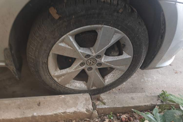 Used Volkswagen Bora 2014 1.6L Automatic Comfort Model Right Front Wheel Hub