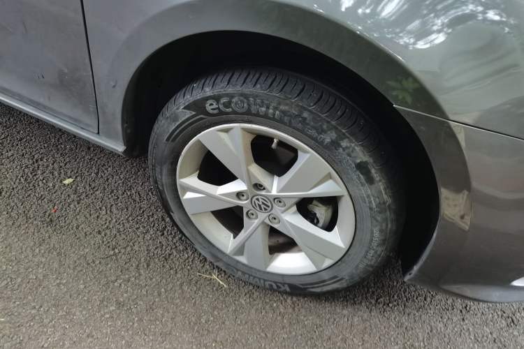 Used Volkswagen Bora 2014 1.6L Automatic Comfort Model Right Front Wheel Hub