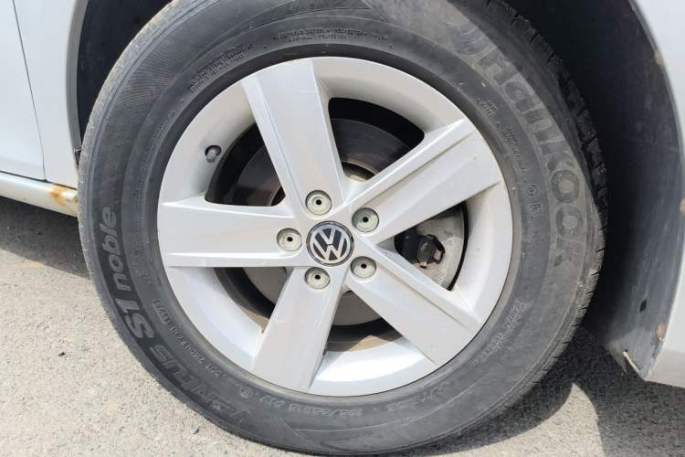 Used Volkswagen Bora 2014 1.6L Automatic Fashion Model Right Front Wheel Hub