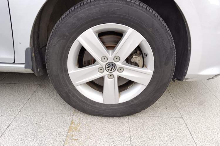Used Volkswagen Bora 2014 1.6L Manual Fashion Edition Right Front Wheel Hub