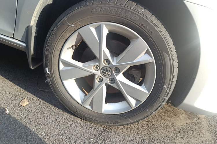 Used Volkswagen Bora 2014 1.6L Automatic Comfort Model Right Front Wheel Hub