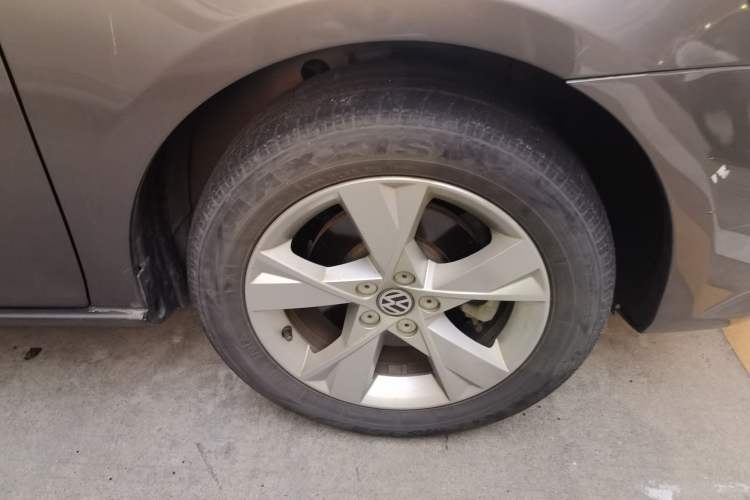 Used Volkswagen Bora 2014 1.6L Automatic Comfort Model Right Front Wheel Hub