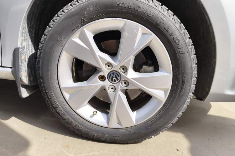Used Volkswagen Bora 2014 1.6L Manual Comfort Model Right Front Wheel Hub