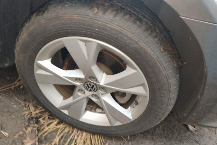 Used Volkswagen Bora 2014 1.6L Manual Comfort Model Right Front Wheel Hub