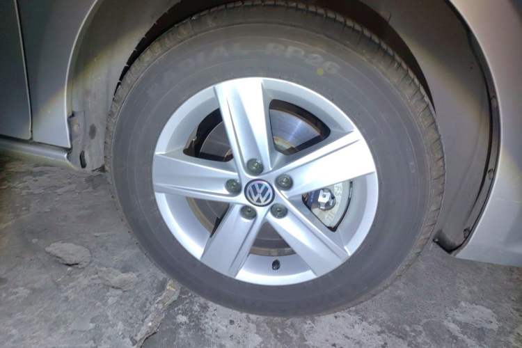 Used Volkswagen Bora 2014 1.6L Automatic Fashion Model Right Front Wheel Hub