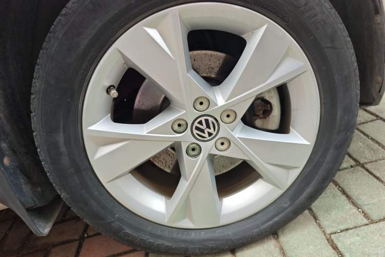 Used Volkswagen Bora 2014 1.6L Automatic Comfort Model Right Front Wheel Hub