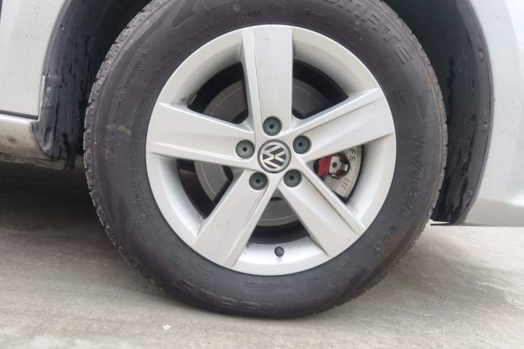 Used Volkswagen Bora 2014 1.6L Automatic Fashion Model Right Front Wheel Hub