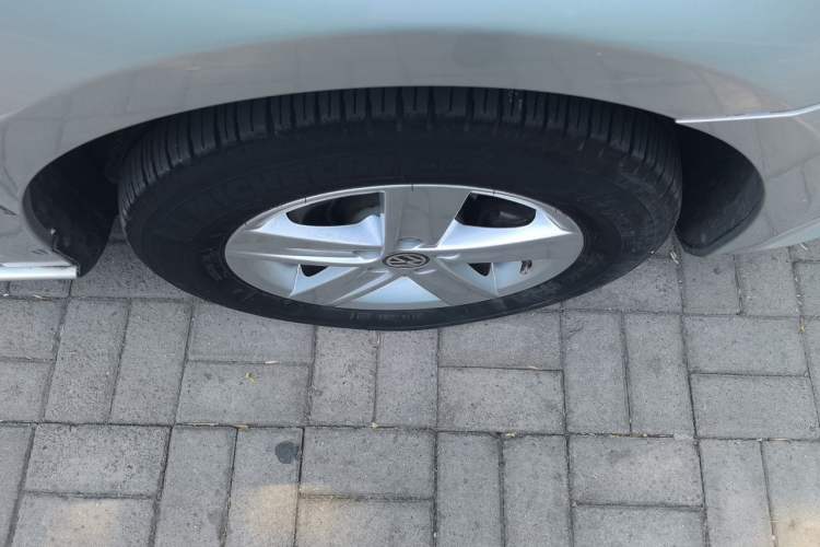 Used Volkswagen Bora 2014 1.6L Automatic Fashion Model Right Front Wheel Hub