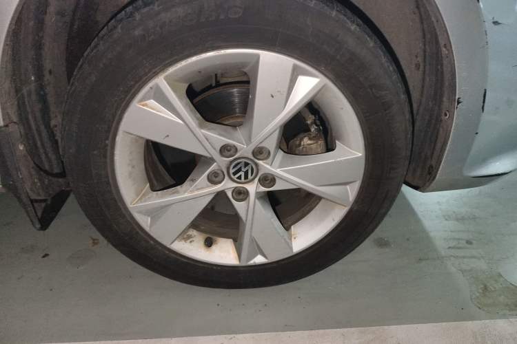Used Volkswagen Bora 2014 1.6L Automatic Comfort Model Right Front Wheel Hub
