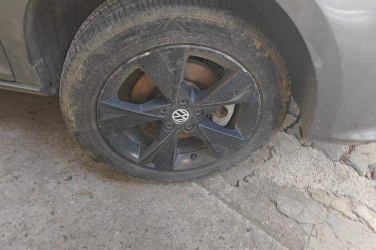 Used Volkswagen Bora 2014 1.6L Automatic Comfort Model Right Front Wheel Hub