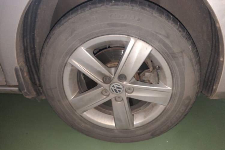 Used Volkswagen Bora 2014 1.6L Manual Fashion Edition Right Front Wheel Hub