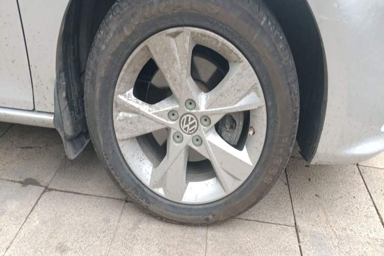 Used Volkswagen Bora 2014 1.6L Automatic Comfort Model Right Front Wheel Hub