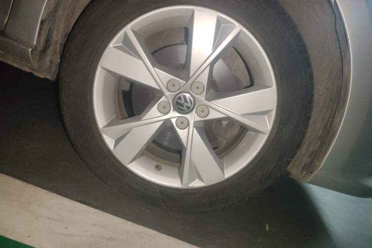 Used Volkswagen Bora 2014 1.4TSI Automatic Comfort Model Right Front Wheel Hub