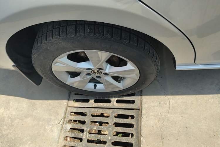 Used Volkswagen Bora 2014 1.6L Automatic Comfort Model Right Rear Wheel Hub