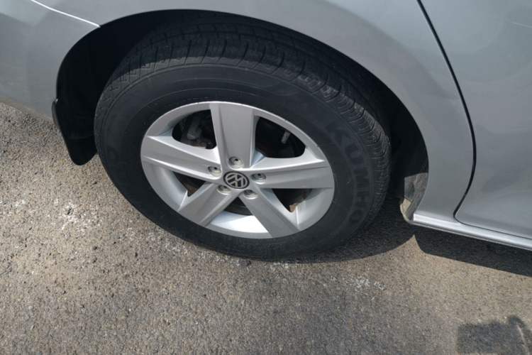 Used Volkswagen Bora 2014 1.6L Automatic Fashion Model Right Rear Wheel Hub