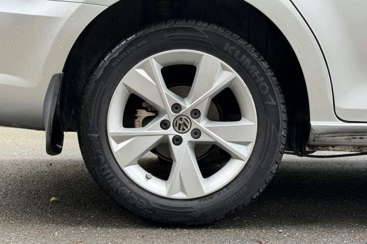 Used Volkswagen Bora 2014 1.6L Manual Comfort Model Right Rear Wheel Hub
