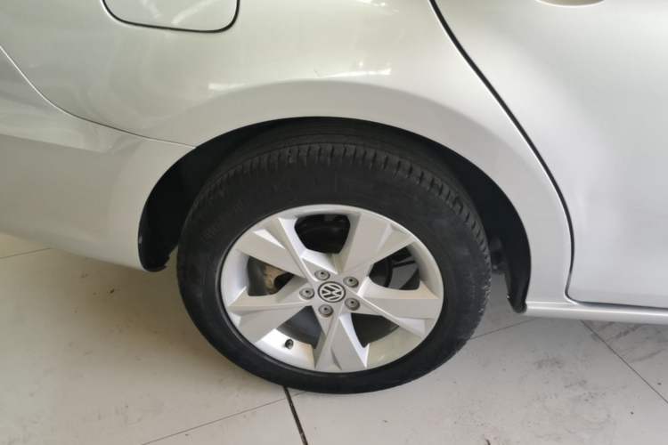 Used Volkswagen Bora 2014 1.4TSI Automatic Comfort Model Right Rear Wheel Hub