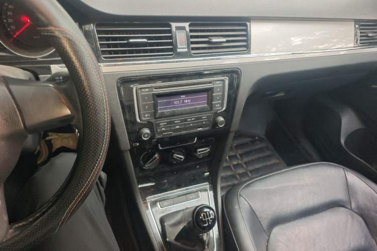 Used Volkswagen Bora 2014 1.6L Manual Comfort Model Audio And AC Panel
