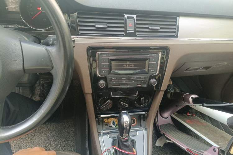 Used Volkswagen Bora 2014 1.6L Automatic Comfort Model Audio And AC Panel