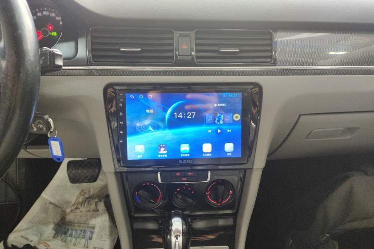 Used Volkswagen Bora 2014 1.6L Automatic Fashion Model Audio And AC Panel