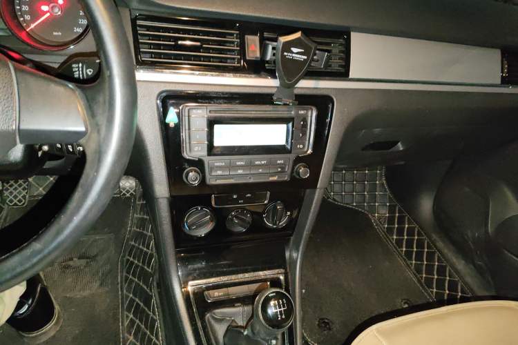 Used Volkswagen Bora 2014 1.6L Manual Fashion Edition Audio And AC Panel
