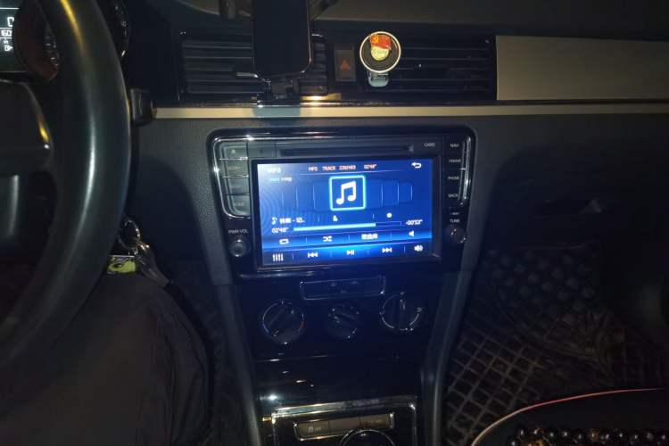 Used Volkswagen Bora 2014 1.6L Manual Comfort Model Audio And AC Panel