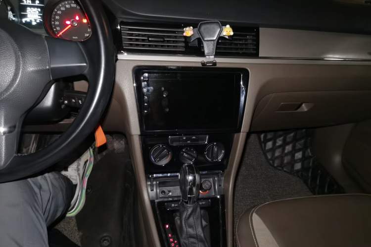 Used Volkswagen Bora 2014 1.6L Automatic Comfort Model Audio And AC Panel