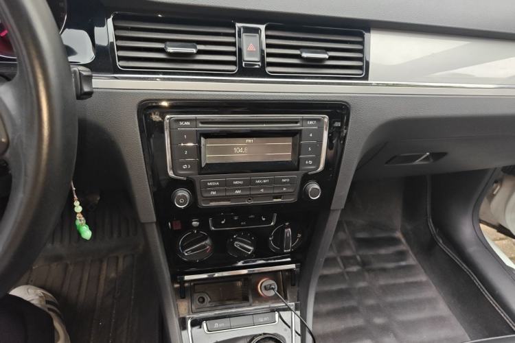 Used Volkswagen Bora 2014 1.6L Manual Comfort Model Audio And AC Panel