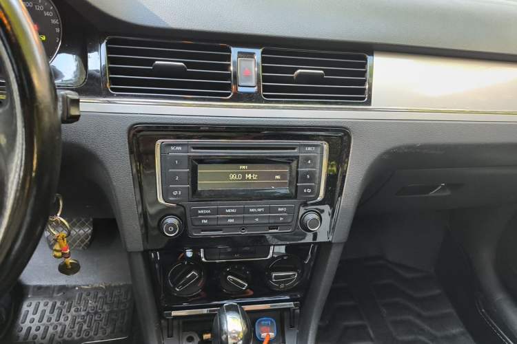 Used Volkswagen Bora 2014 1.6L Automatic Comfort Model Audio And AC Panel