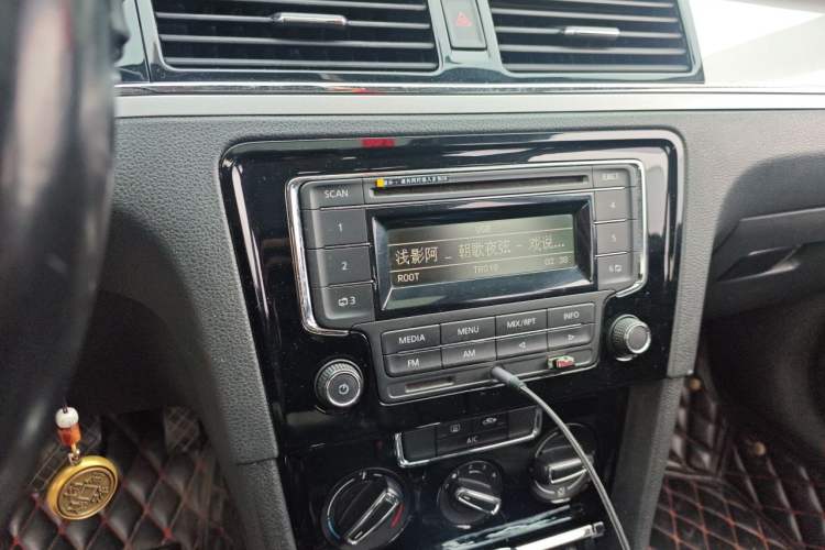Used Volkswagen Bora 2014 1.6L Automatic Comfort Model Audio And AC Panel