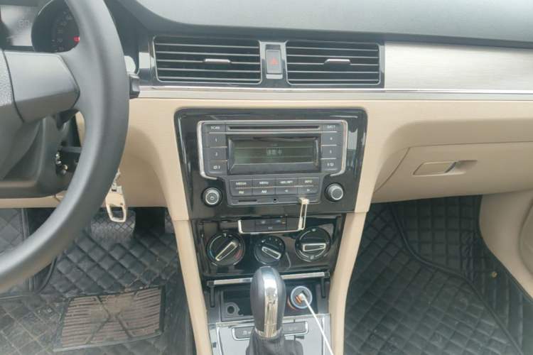 Used Volkswagen Bora 2014 1.6L Automatic Comfort Model Audio And AC Panel