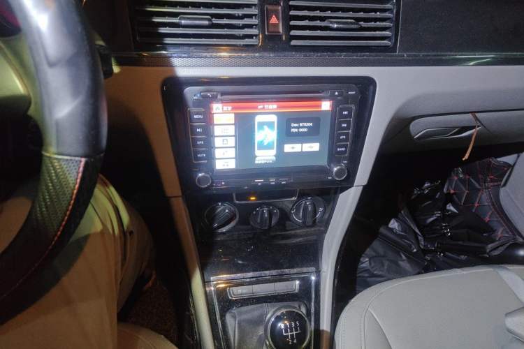Used Volkswagen Bora 2014 1.6L Manual Fashion Edition Audio And AC Panel