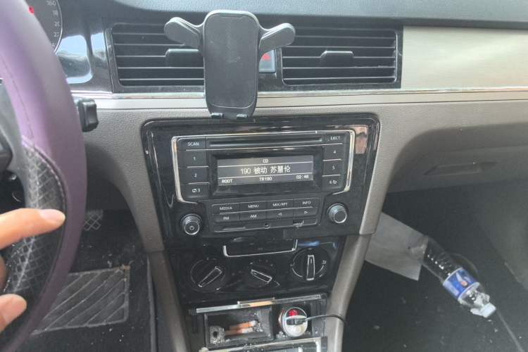 Used Volkswagen Bora 2014 1.6L Manual Comfort Model Audio And AC Panel