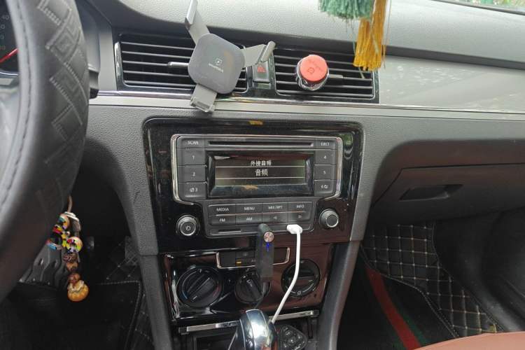 Used Volkswagen Bora 2014 1.6L Automatic Fashion Model Audio And AC Panel