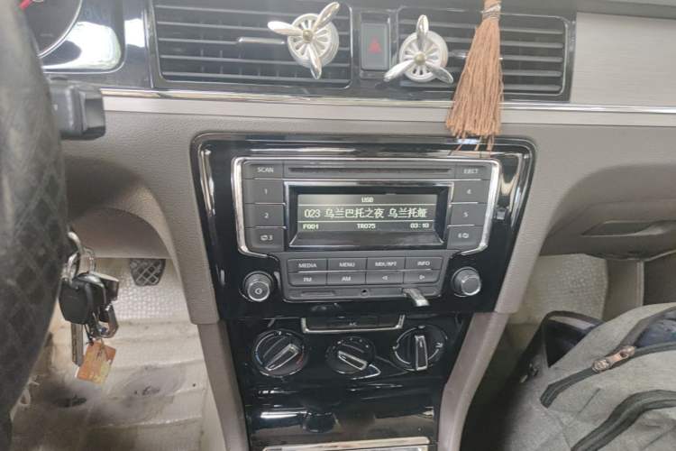 Used Volkswagen Bora 2014 1.6L Manual Comfort Model Audio And AC Panel