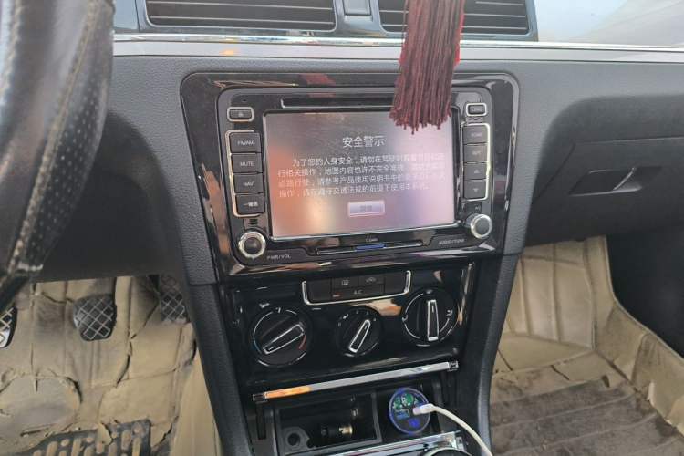 Used Volkswagen Bora 2014 1.6L Manual Comfort Model Audio And AC Panel
