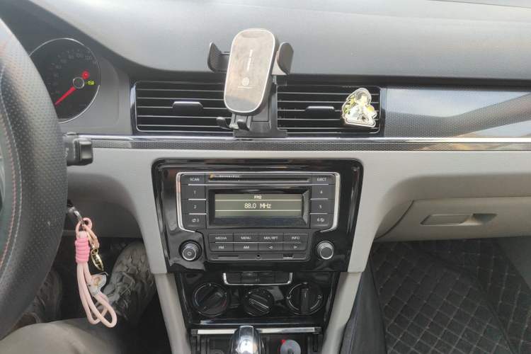 Used Volkswagen Bora 2014 1.6L Automatic Fashion Model Audio And AC Panel