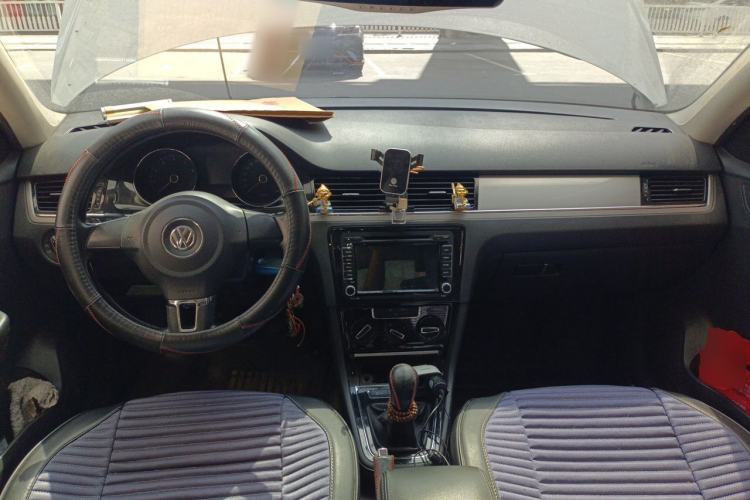 Used Volkswagen Bora 2014 1.6L Manual Comfort Model Center Console