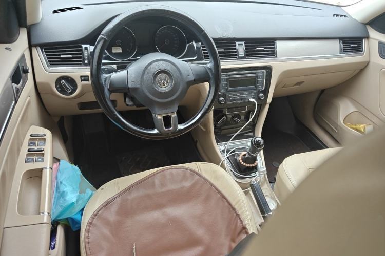 Used Volkswagen Bora 2014 1.6L Manual Comfort Model Center Console