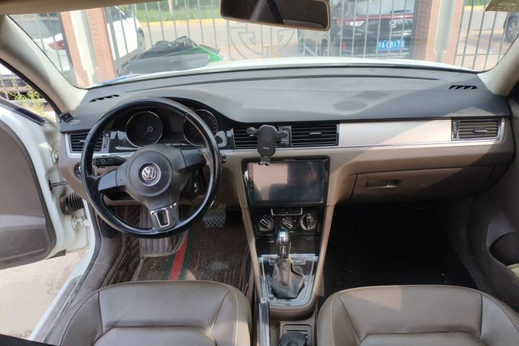 Used Volkswagen Bora 2014 1.6L Automatic Comfort Model Center Console