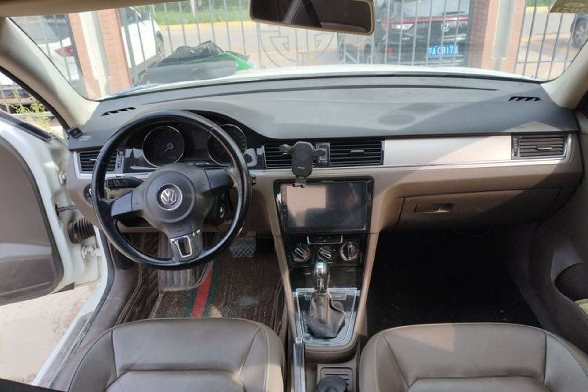 Used Volkswagen Bora 2014 1.6L Automatic Comfort Model Center Console