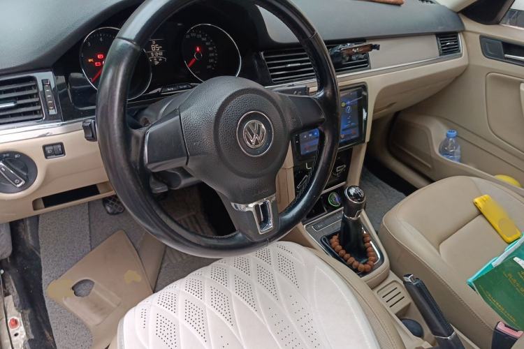 Used Volkswagen Bora 2014 1.6L Manual Comfort Model Center Console