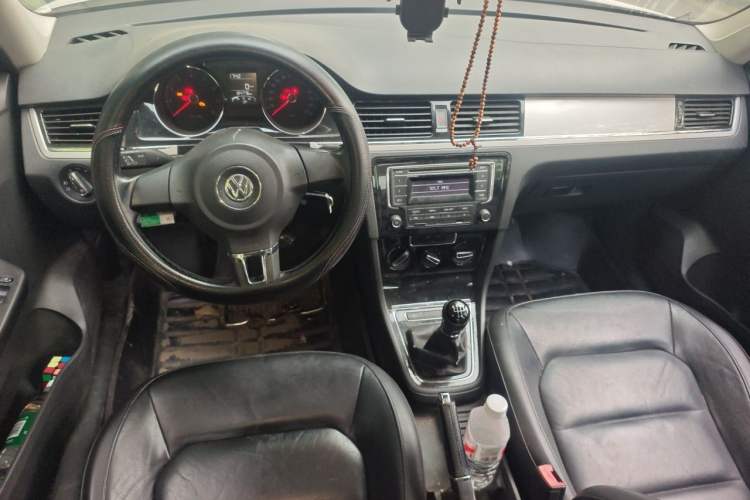 Used Volkswagen Bora 2014 1.6L Manual Comfort Model Center Console