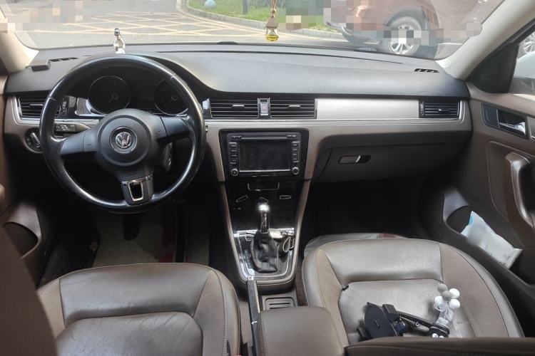 Used Volkswagen Bora 2014 1.6L Automatic Comfort Model Center Console