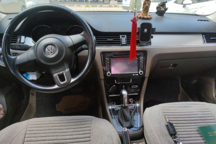 Used Volkswagen Bora 2014 1.6L Automatic Comfort Model Center Console